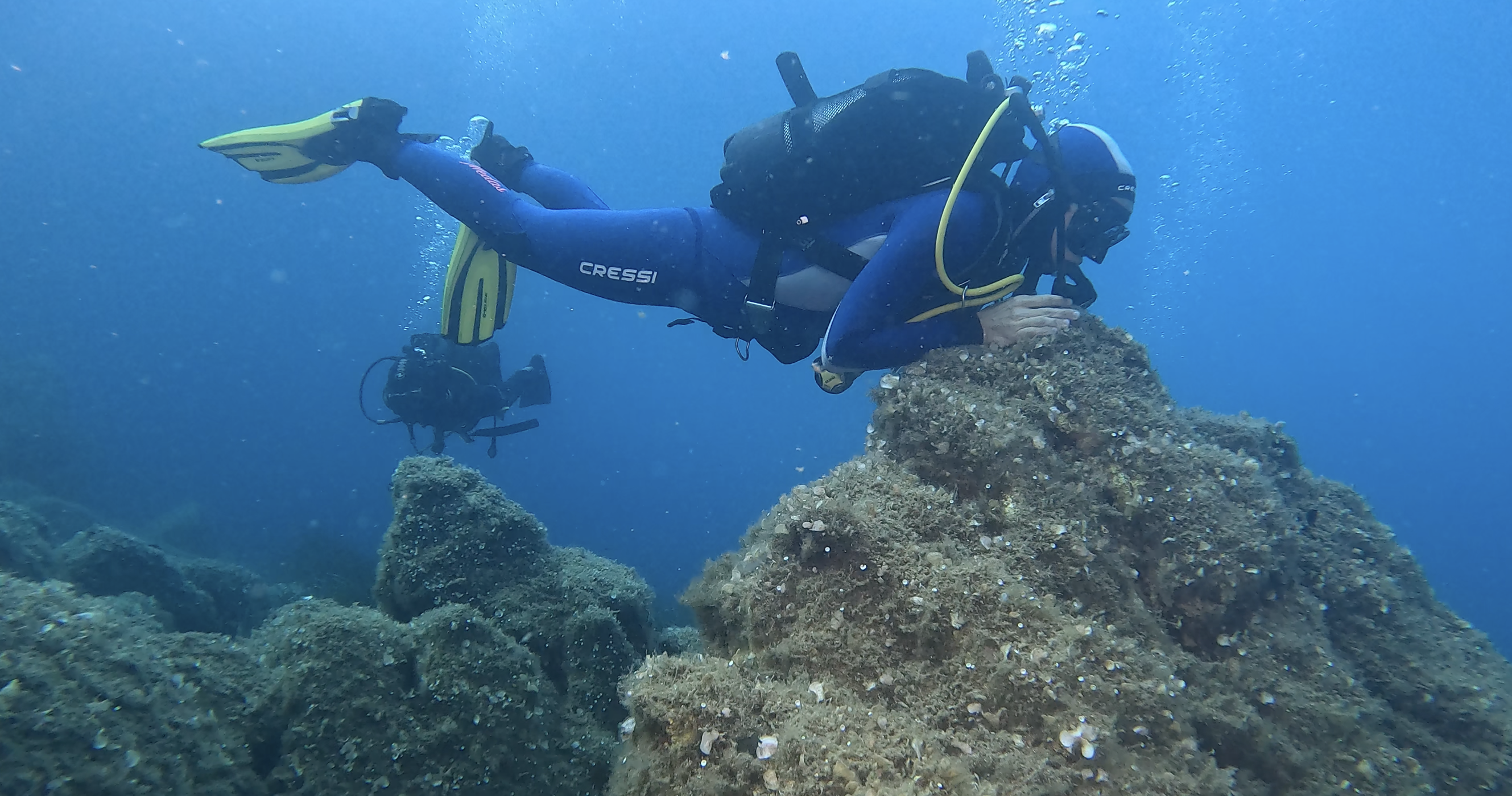 Floating on stone, feeling currents